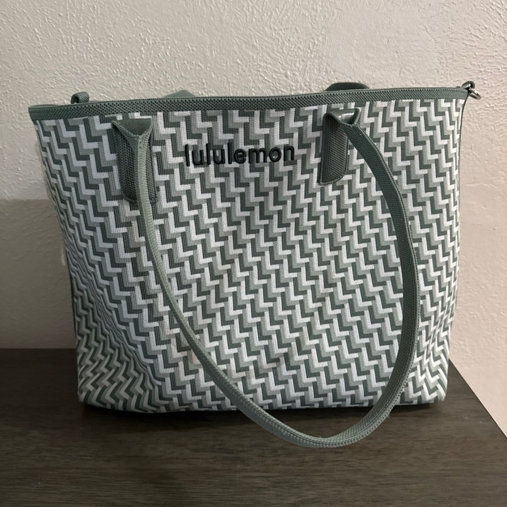 Lululemon Athletica Gray and White Patterned Tote